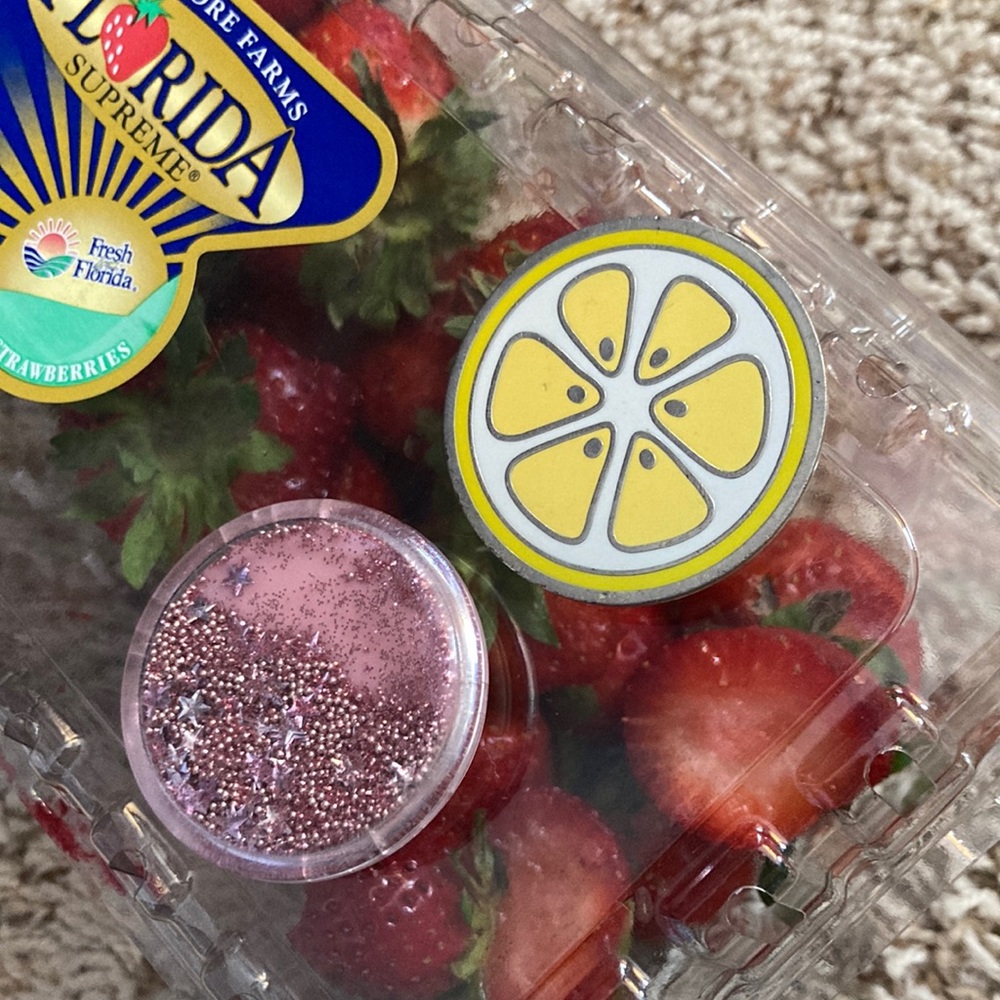 2 pop sockets
